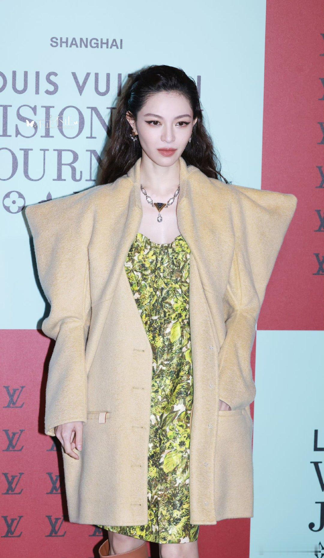 钟楚曦亮相lv大秀钟楚曦lv大秀红毯钟楚曦现身LV大秀，造型惊艳四座！精致的搭配
