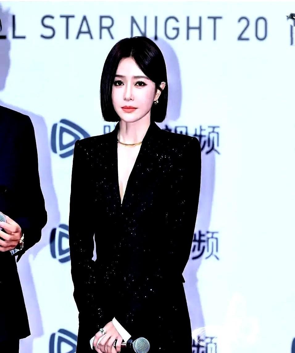 两周不洗的袜子，帮她甩了个大导演。秦岚的“乱”，是一种筛选机制。她用堆在沙发