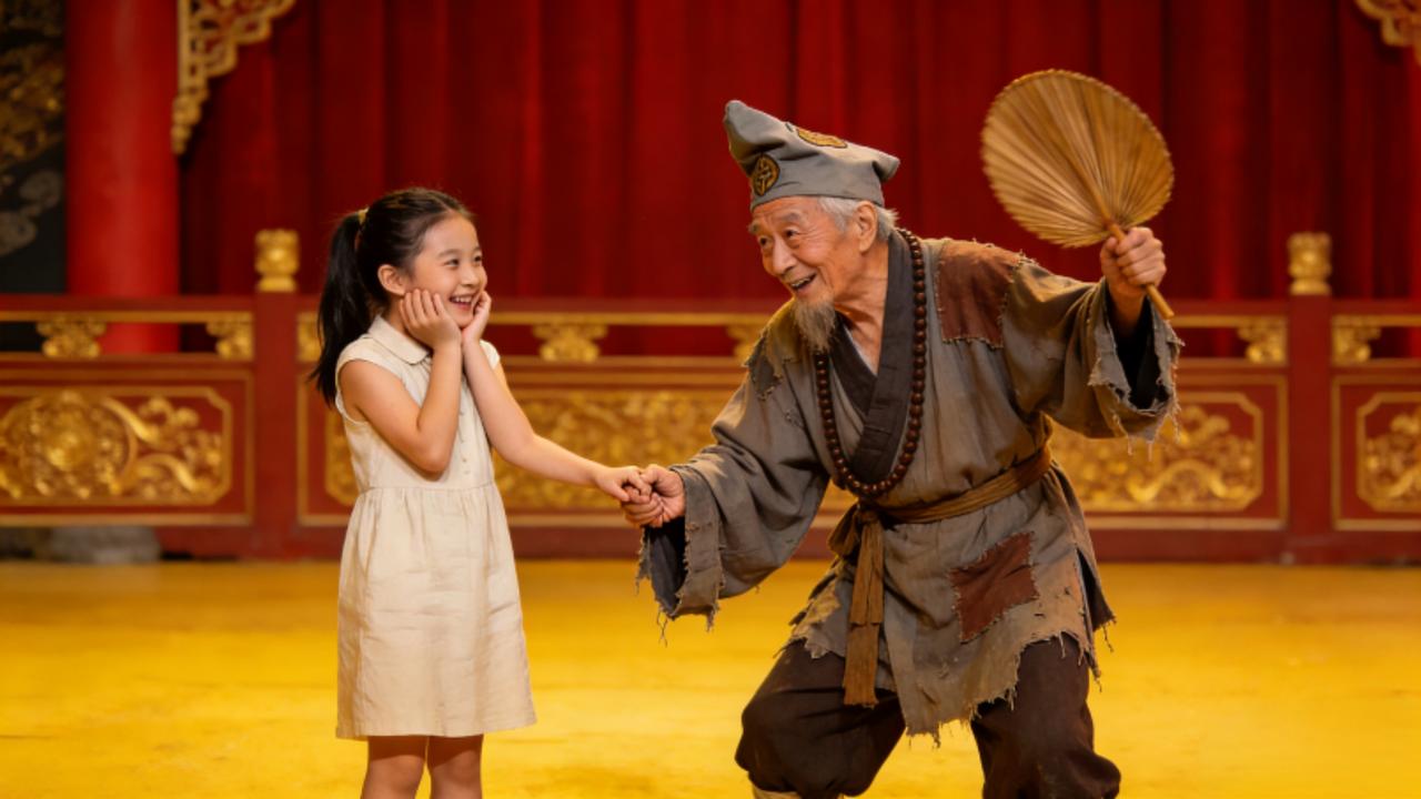 笑不活！“济公”孙女自曝童年糗事：操场挥臂施法，坚信能让落叶飘起2026年