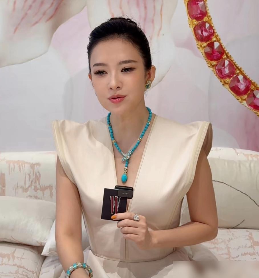 章子怡的脸突然“馒化”，镜头怼上去，我才发现，所有人都被她骗了。就在前几天