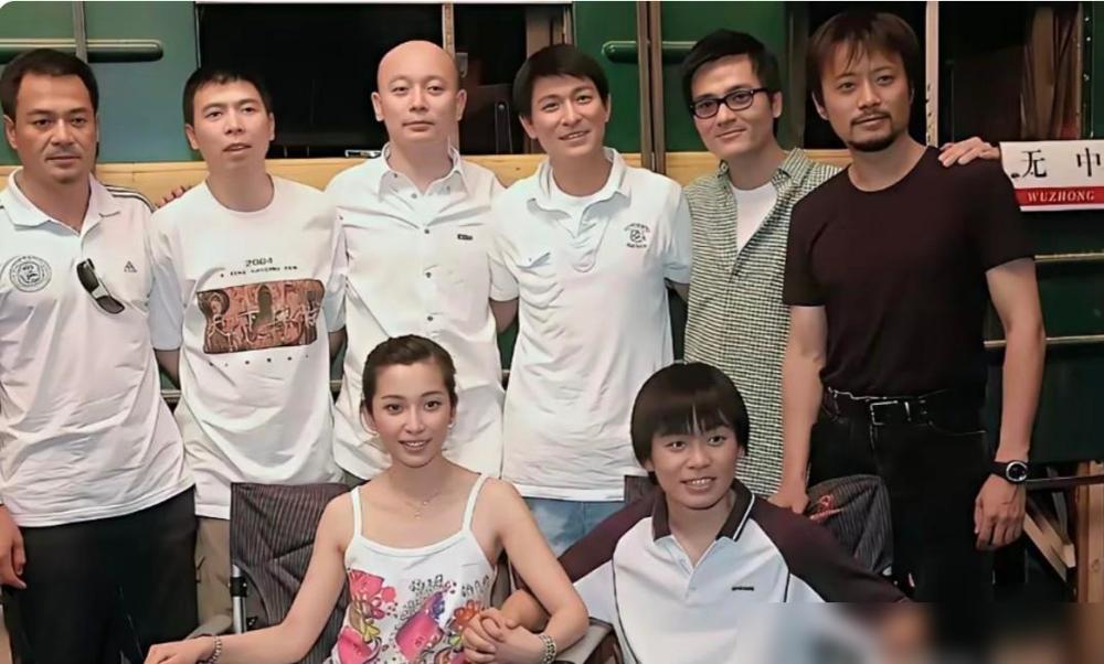 冯小刚刚刚官宣：原班人马，全部召回。不是翻拍。是给21年前那趟列车，补一