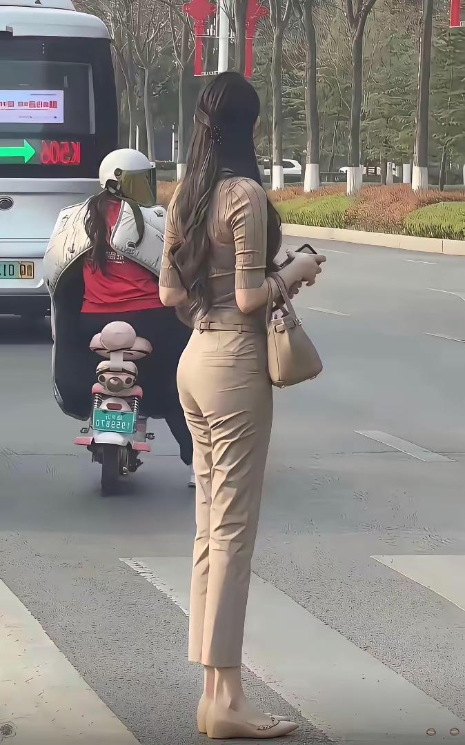 突然发现一个现象现在的年轻女性都不穿那种紧身牛仔裤了取而代之的是阔腿裤和这种
