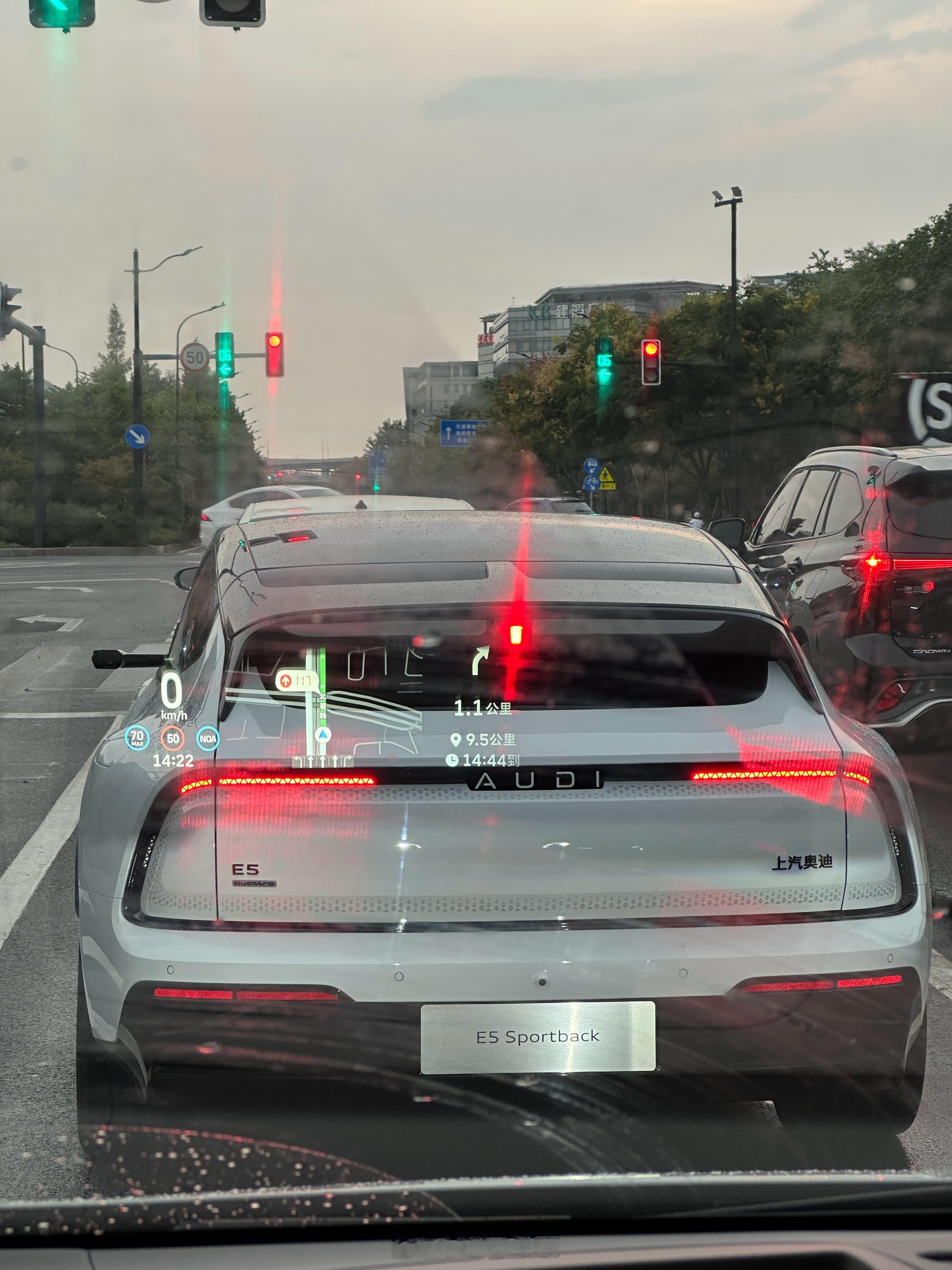 路遇上汽奥迪E5Sportback，外观还是挺科幻的，目前在路上的能见度不高