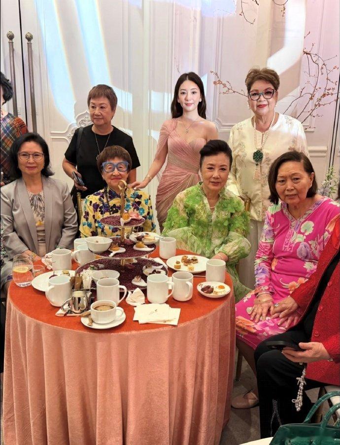 方媛与何猷君妈妈合照！郭富城老婆方媛出席何猷君奚梦瑶答谢宴，还与何猷君妈妈一起合