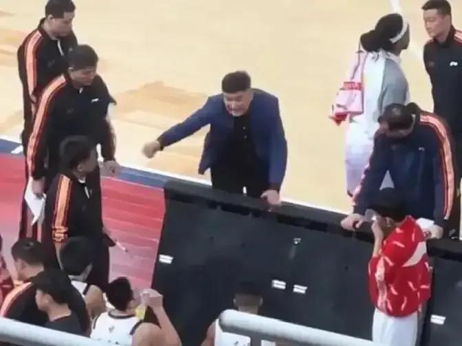 外援教教练画战术，杜锋真放权了？CBA最新一轮，萨林杰站在场边比手势，杜锋