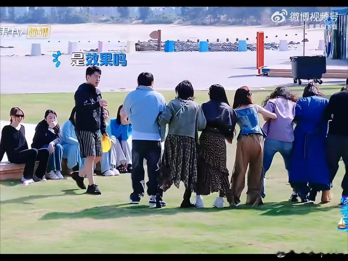 徐志胜玩游戏也不忘接工作电话还得是志胜啊太有节目了，录节目还能接电话，合着还得同