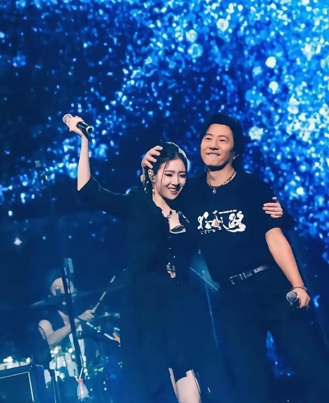 郑钧的女儿漂亮毋庸置疑，老父亲带上演唱会，满眼都是骄傲，儿子也不差，青春期时