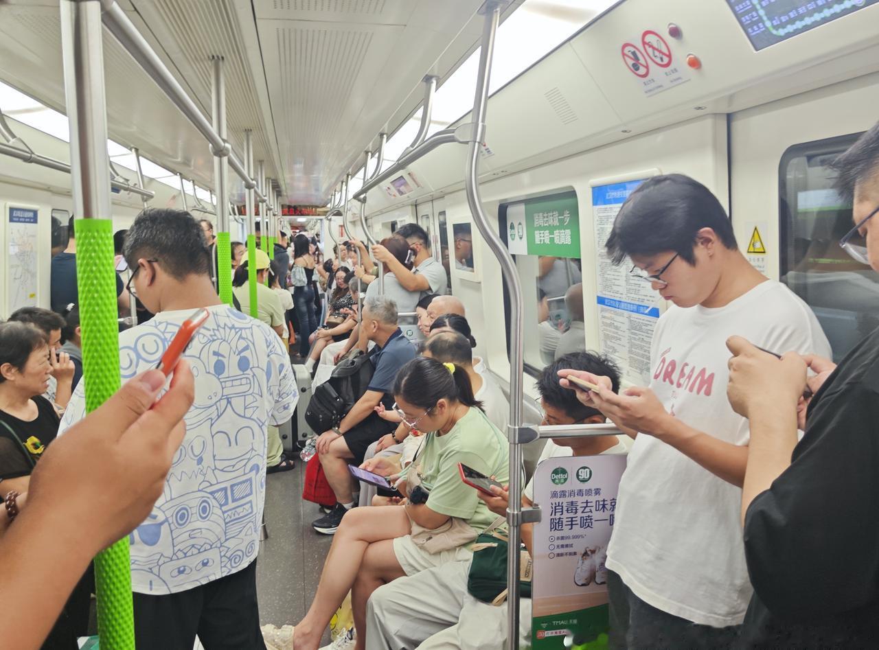 网友：2025年10月6日，国庆中秋假期第6天，中秋节，武汉晴，图1，14:1