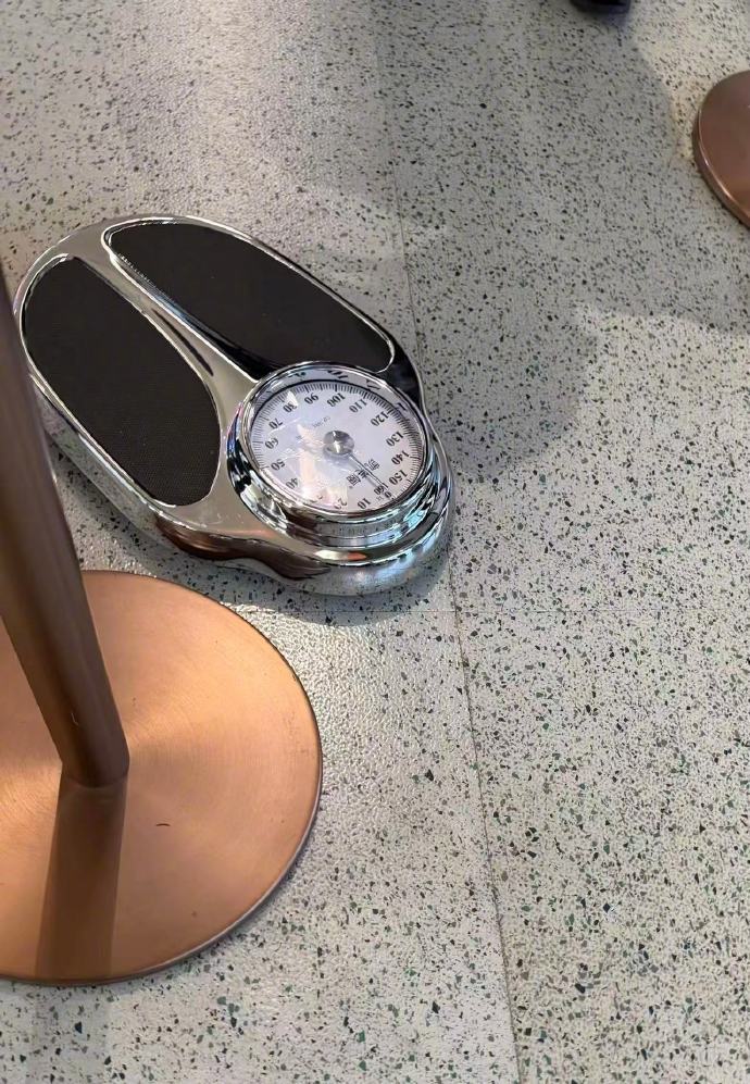 【国航回应坐飞机要称体重国航称对旅客没有体重方面限制】近日，有网友发文称，乘坐