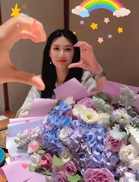 520足坛大糖！女足最美女神杨莉娜晒照啦，鲜花+同框比心，虽然男方挡脸，但那身形