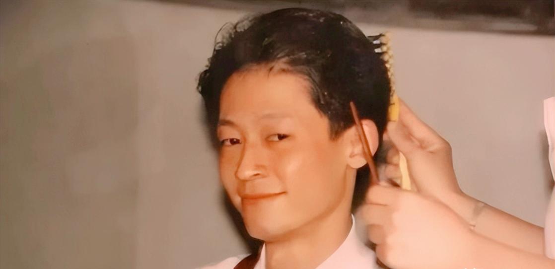 2000年，王志文带着母亲到高级餐厅吃饭，母亲指着菜单上的大闸蟹轻声问服务员多少