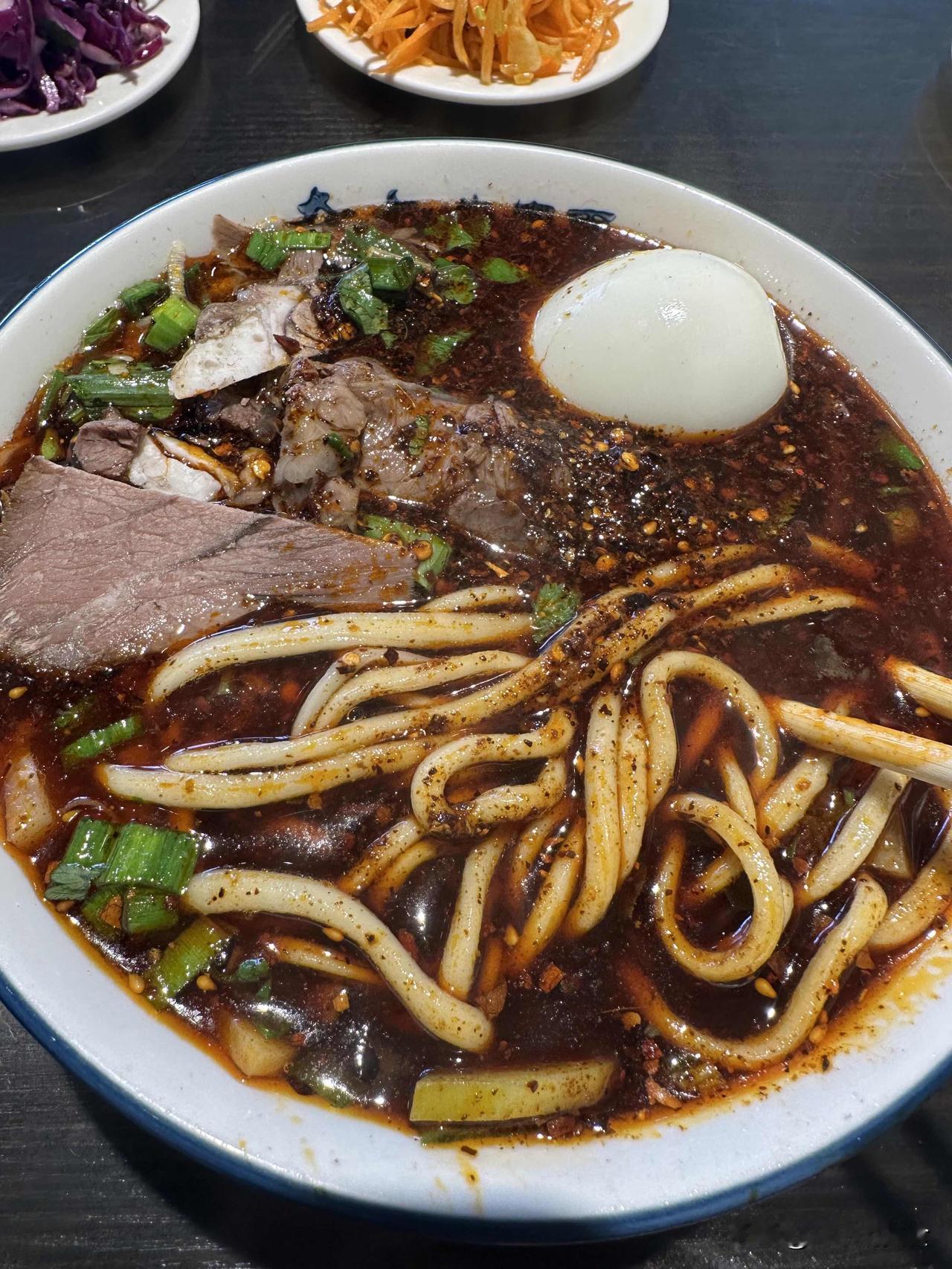 拉面馆卷疯了！送完鸡蛋送小菜这种内卷到底害了谁？今天出门，被街边两家牛肉拉