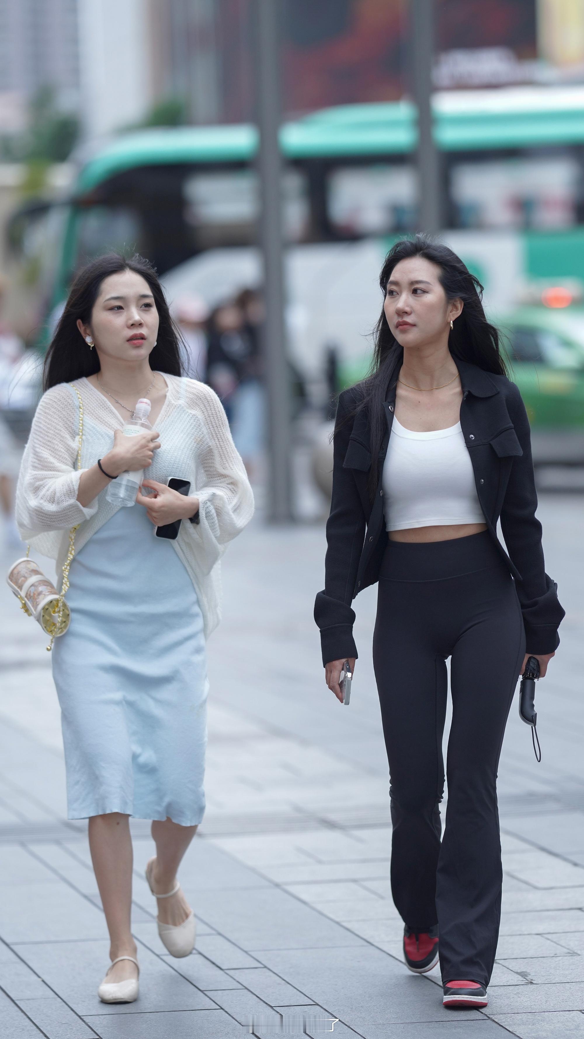黑喇叭裤一穿，运动鞋一蹬，腿长两米八！7582街拍我的摄影日记街拍穿搭时尚