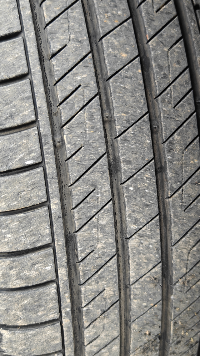 出厂整一年半里程一万公里的轮胎排水槽里全是细小裂纹，且已经连成长条，跟别的牌子