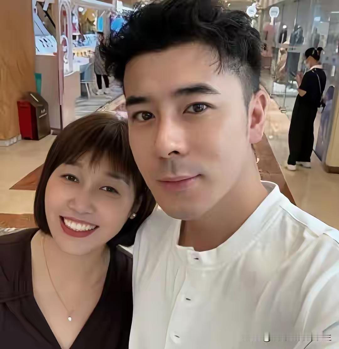 2005年,30岁的上海富婆琼姐看上了年仅20岁的河南穷小伙,经过一番追求,两人