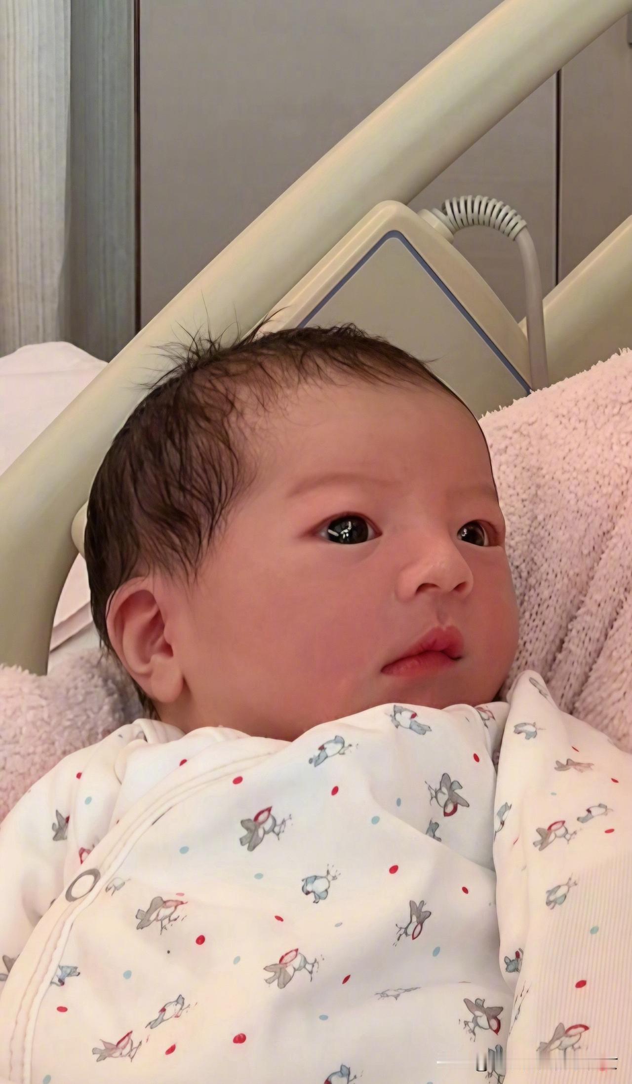 郭富城三胎再得女，大眼睛高鼻梁美人胚子，发文自诩“女神之家”！10月22日晚，