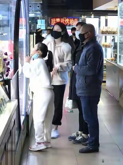 2025年圣诞节，广州南沙万达广场内，郭晶晶一家六口逛街的画面被网友偶遇记录。7