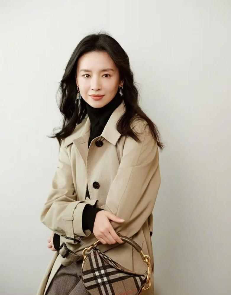 董洁“松弛感”人设彻底翻车！她曾亲吻儿子，甚至拍婚纱照，如今却说当年是“任性不成