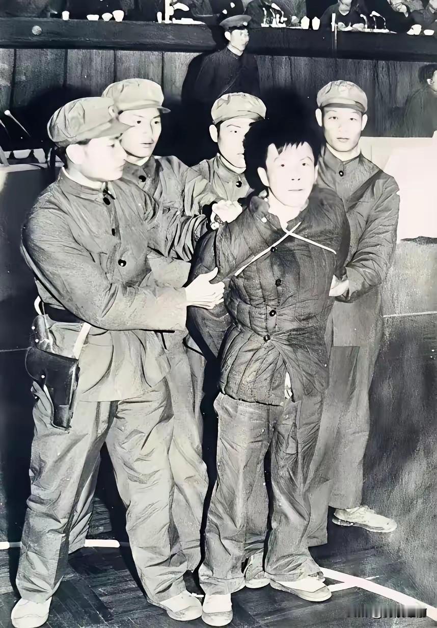 这是七十年代，熊紫平被押赴刑场的照片。他不是什么穷凶极恶的歹徒，曾是手握实