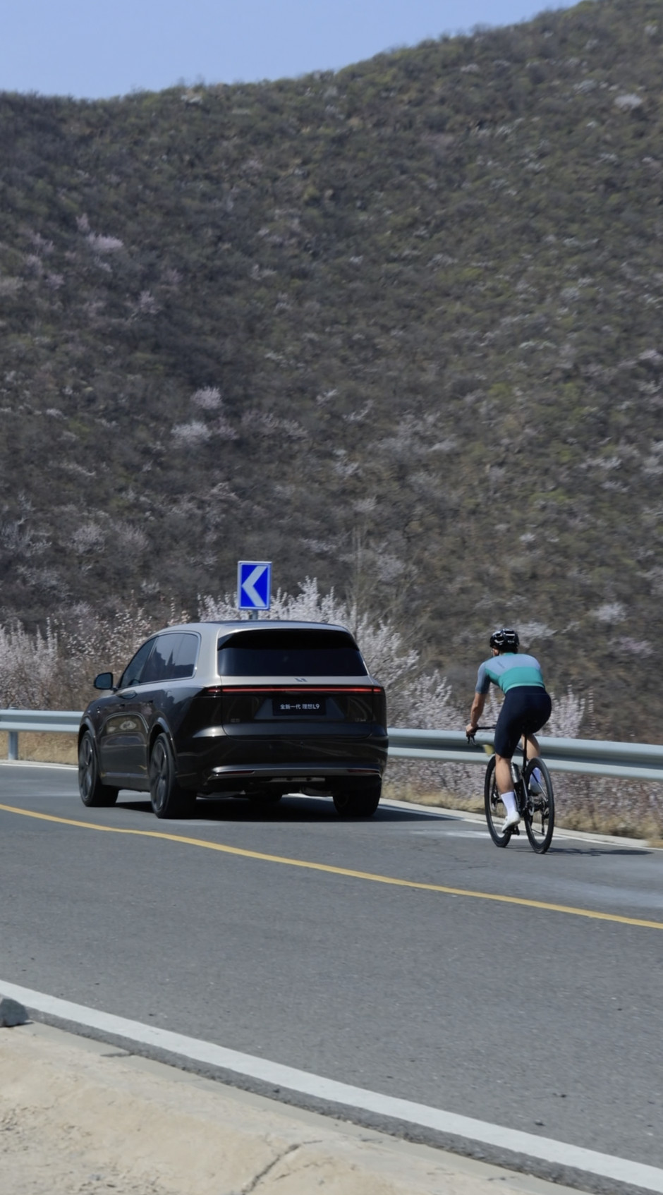 全新理想L9实车曝光了，之前是看的官方宣传图，这次直接是野生的全新一代理想L9