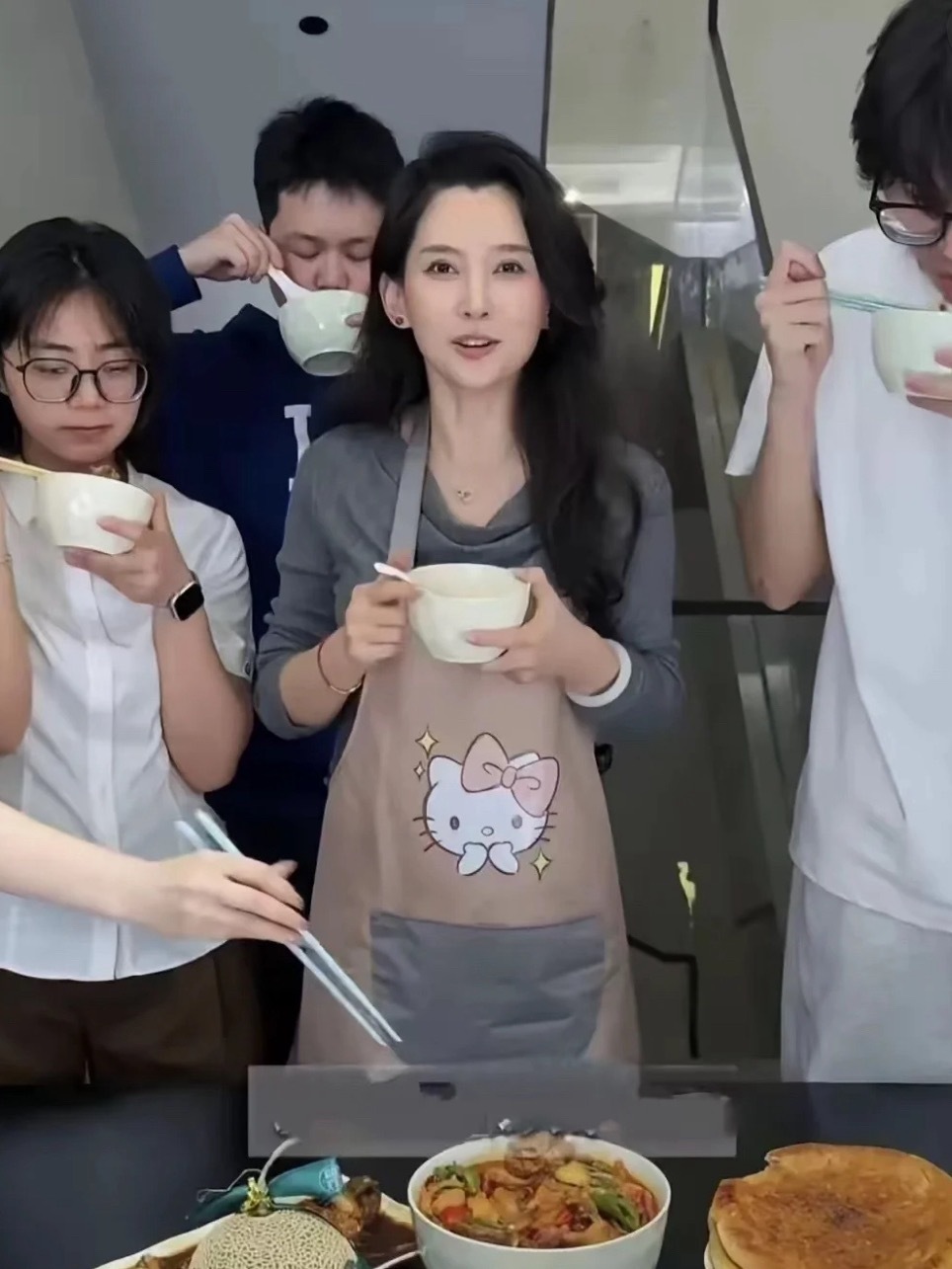 娱乐圈最体面的分手应属森林北和汪峰了，4月底媒媒拍到汪峰和一女子在他家门口有肢体