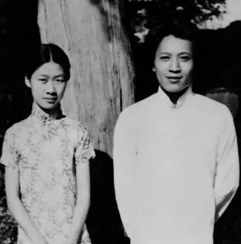 1933年，钱钟书追求燕大校花赵萝蕤，可赵萝蕤根本没有看上他，而是喜欢当时一文不