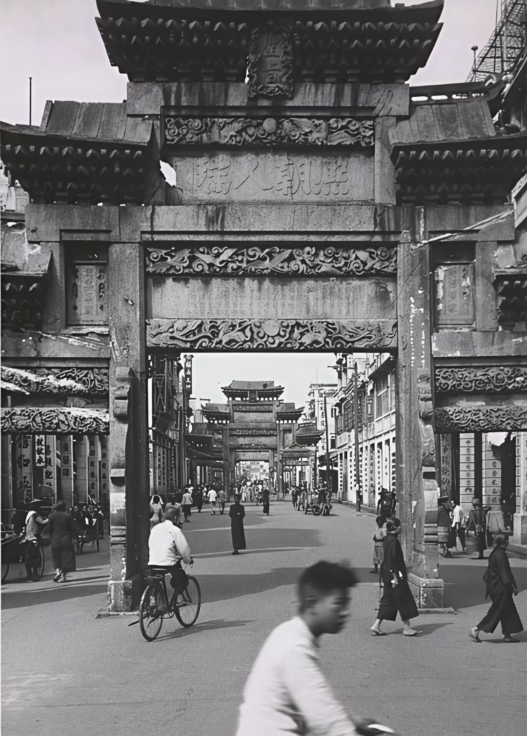 四牌楼是广州民国时期核心地标、百年繁华商业街，核心范围即今越秀区解放中路（北起中