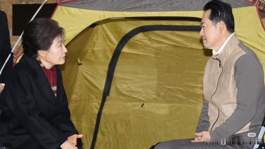 【终于找到台阶了！朴槿惠探望断食现场：“国民已感诚意，请停止（绝食，或者说断食）