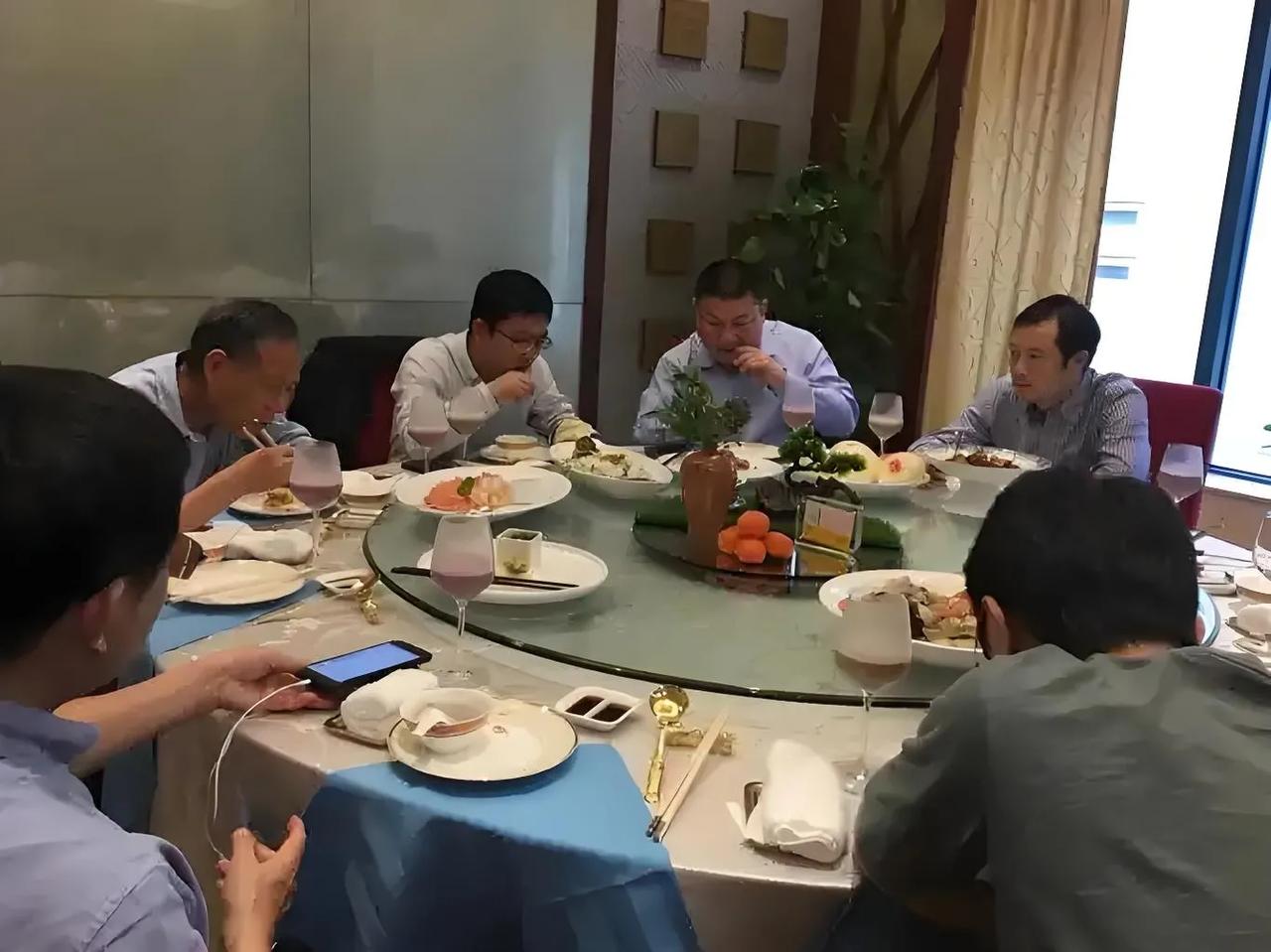 周末公司领导请吃饭，还告诉大家大胆吃，因为是领导自己掏腰包。吃饭期间，觥筹交错之