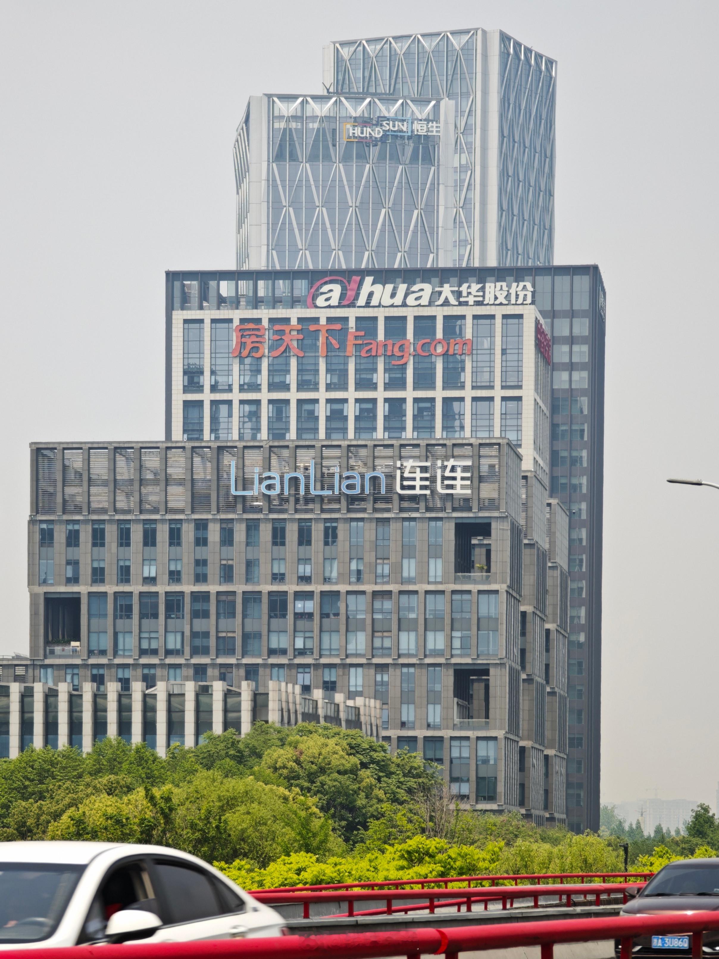 在时代高架上，滨江琳琅满目的企业总部大楼依次铺展。东侧是阿里巴巴、网易等大公司，