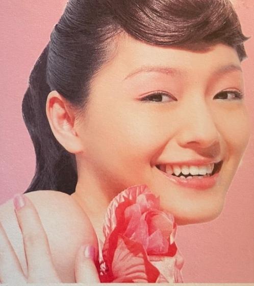 回看大S早年的代言，真的能感受到当年的她有多耀眼。2005年，29岁的她为雅芳色