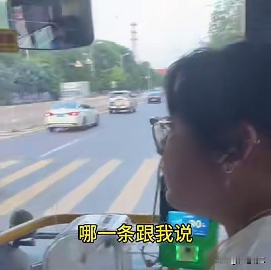 这位小仙女带着宠物狗坐公交，最终被司机拦下，她气不过，质问司机说哪一条的规定不允