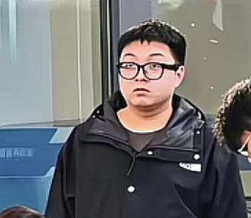 昨天这个杭州的小伙子无疑是懵逼的，按照正常的处置程序来说，今天他是玩不到手机的！