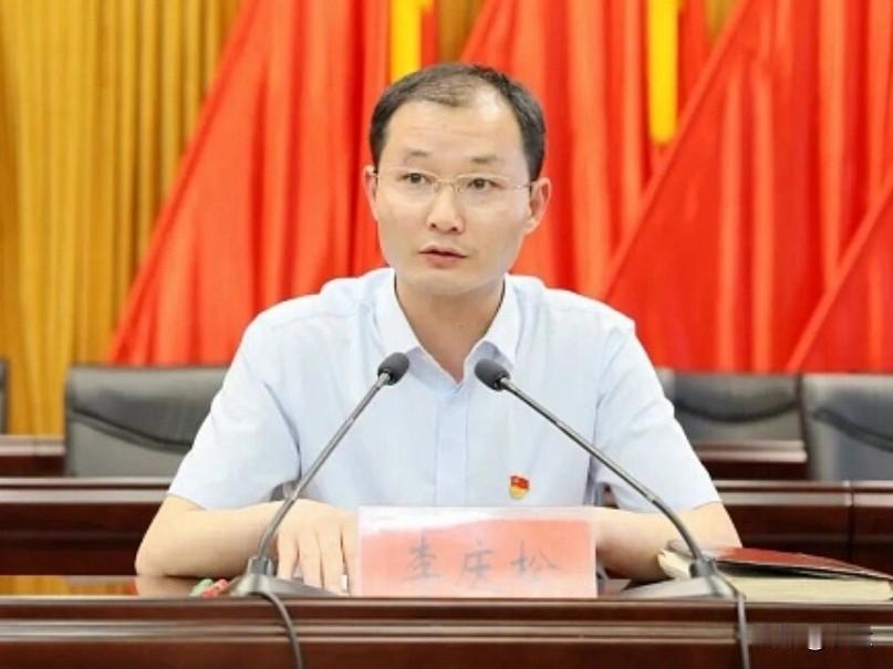 河南省信阳市潢川县的李庆松41岁上了热搜！他是1985年出生的河南省商城县人，有