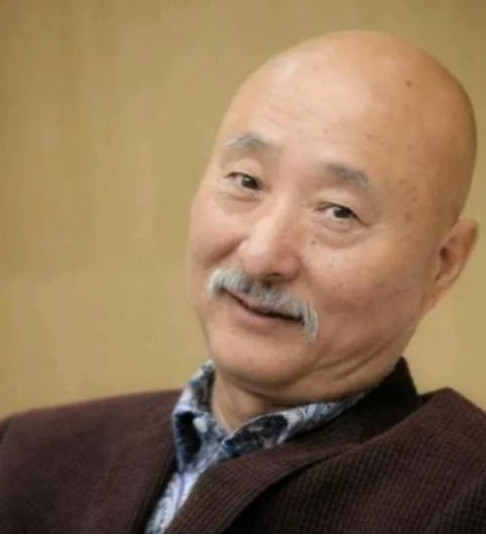 舞台上，杨澜问陈佩斯：您后悔从央视离开吗？没想到，陈佩斯却说：一点都不后悔，央视