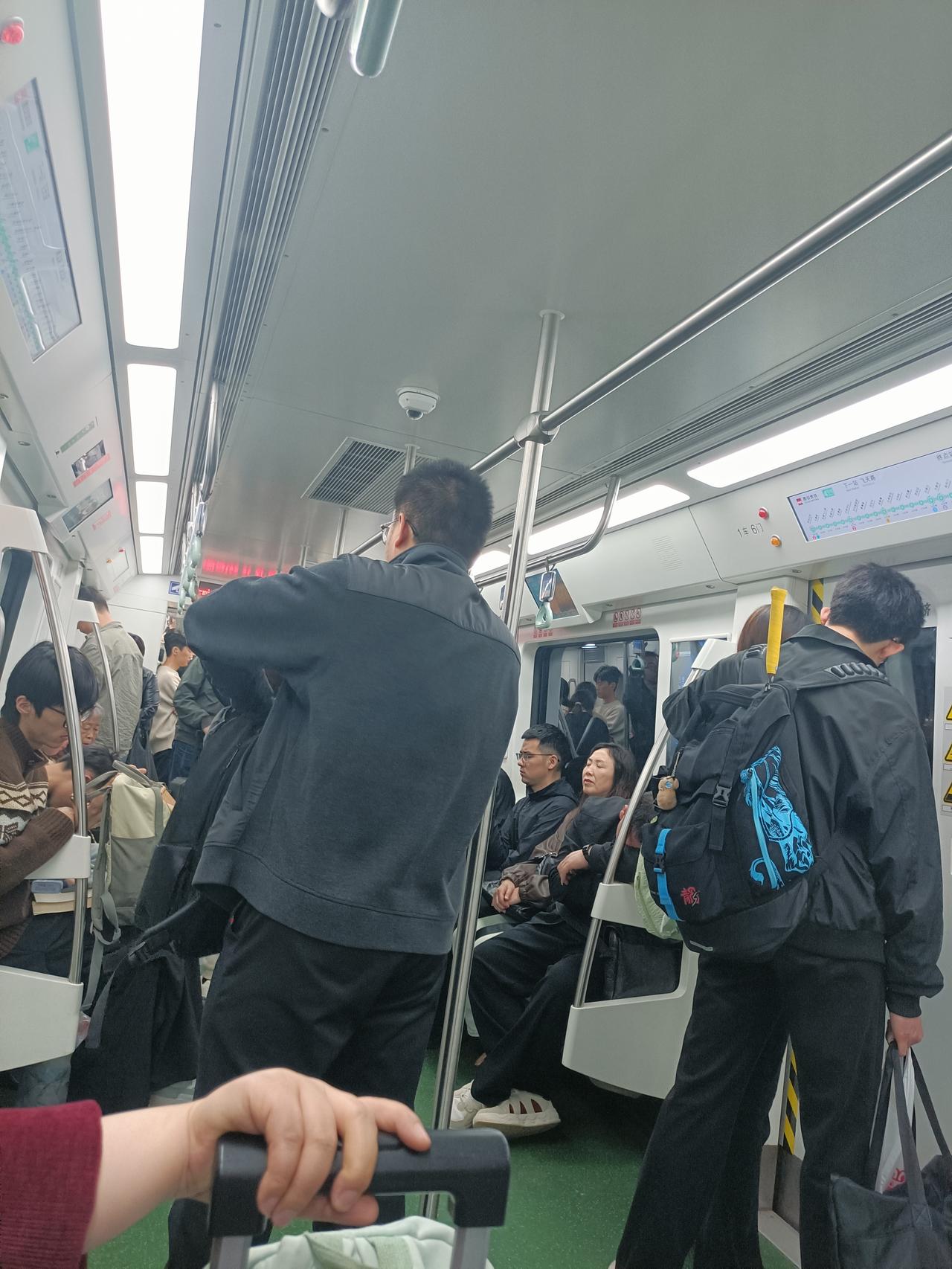 都说看一个城市的活力，就看周末地铁人多不多。今天周末，和朋友约着去