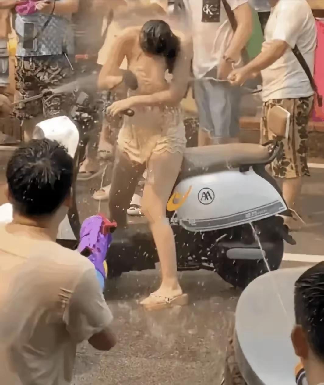 当泼水节遭遇毫无分寸的色狼，那这节日自然就变了味。在云南泼水节上，原本“泼你就是