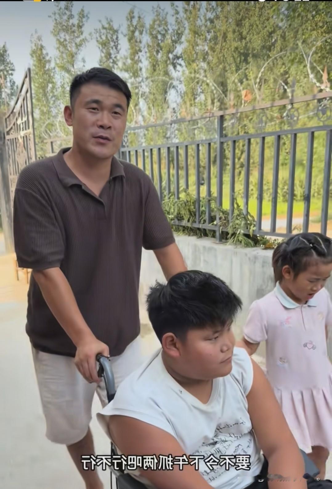 小故事！这半熟他一进大门就说，他对着李佳说咱们鱼塘的鱼可以吃了吧