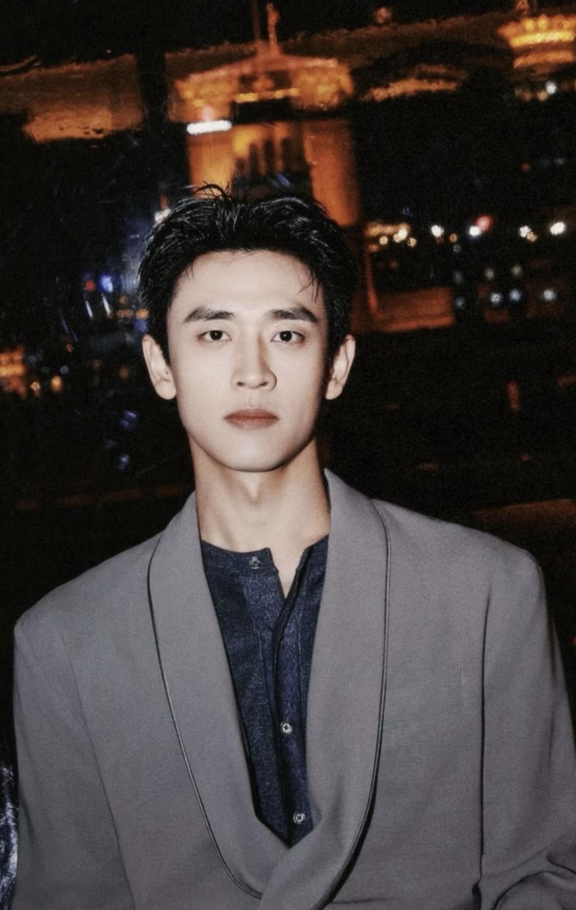 王天辰小时候看着不太聪明样子，他妈妈绝对是那个时代的浓颜系美女，王天辰爸爸长得也