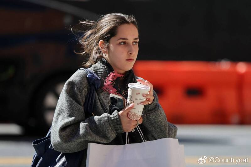 【英国女子顺手倒剩咖啡入水沟被罚150英镑引热议】海外新鲜事英国伦敦一名女子