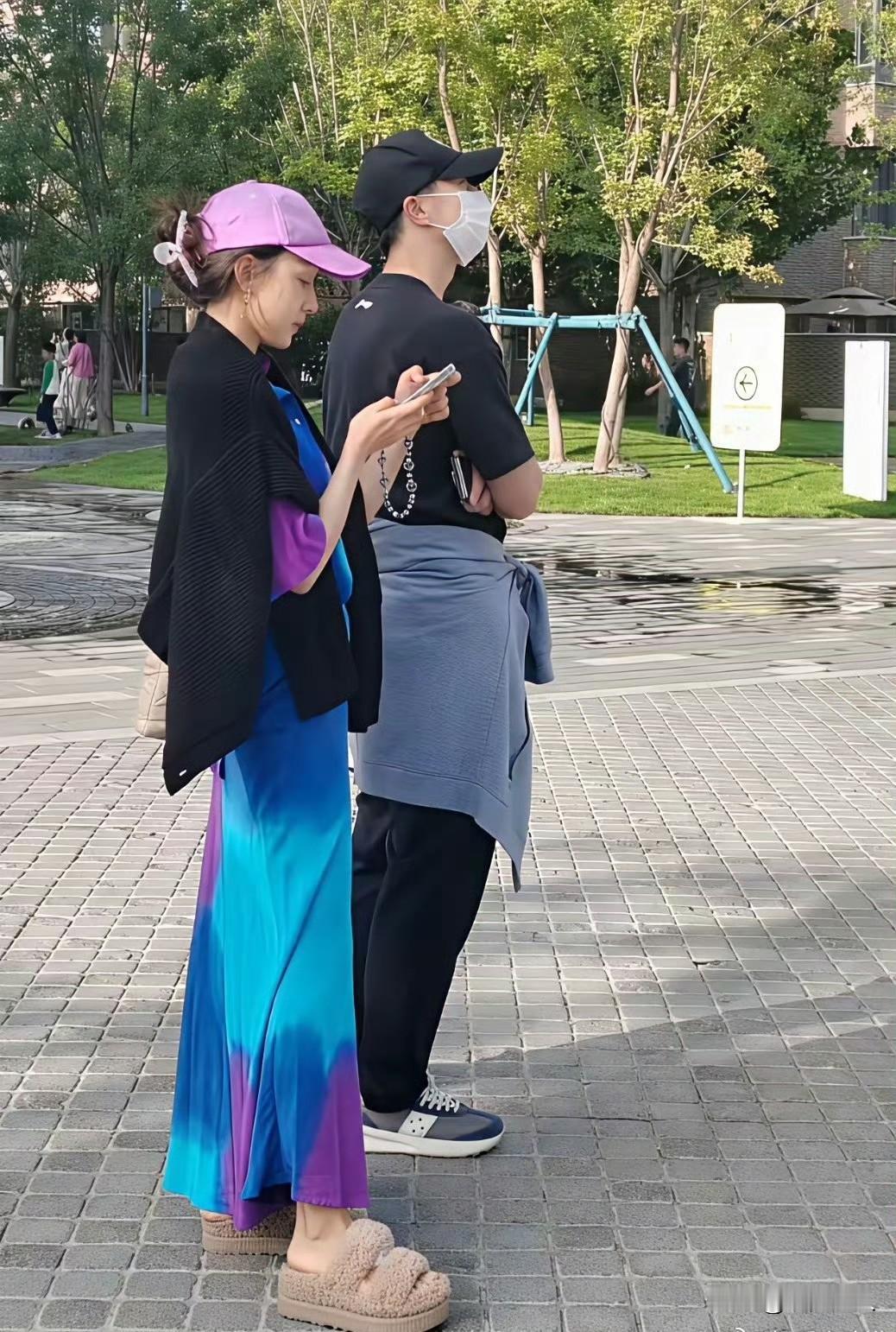 谁能想到奥运冠军马龙的老婆，私下居然这么会穿？近日有人在阿那亚偶遇夫妻俩带娃