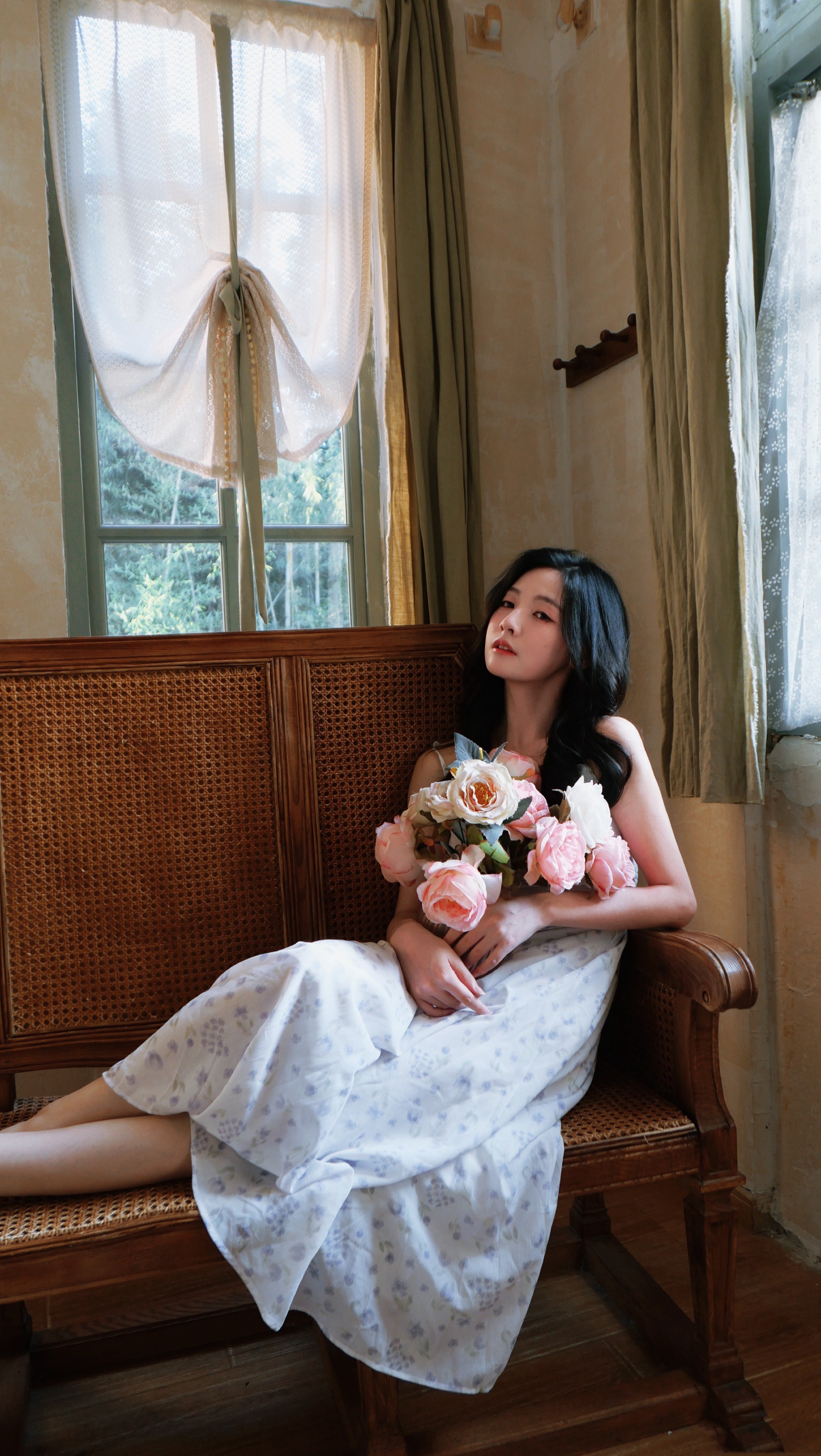 赵粤花房少女写真：一袭白色碎花裙，青春怡人。赵粤