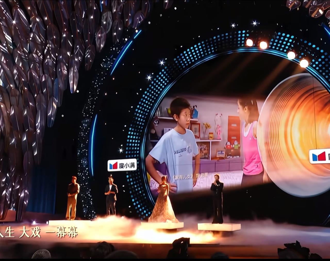 金鹰奖名场面！张一山演唱《获奖之作》时，背景浮现《家有儿女》，镜头给到杨紫瞬间破