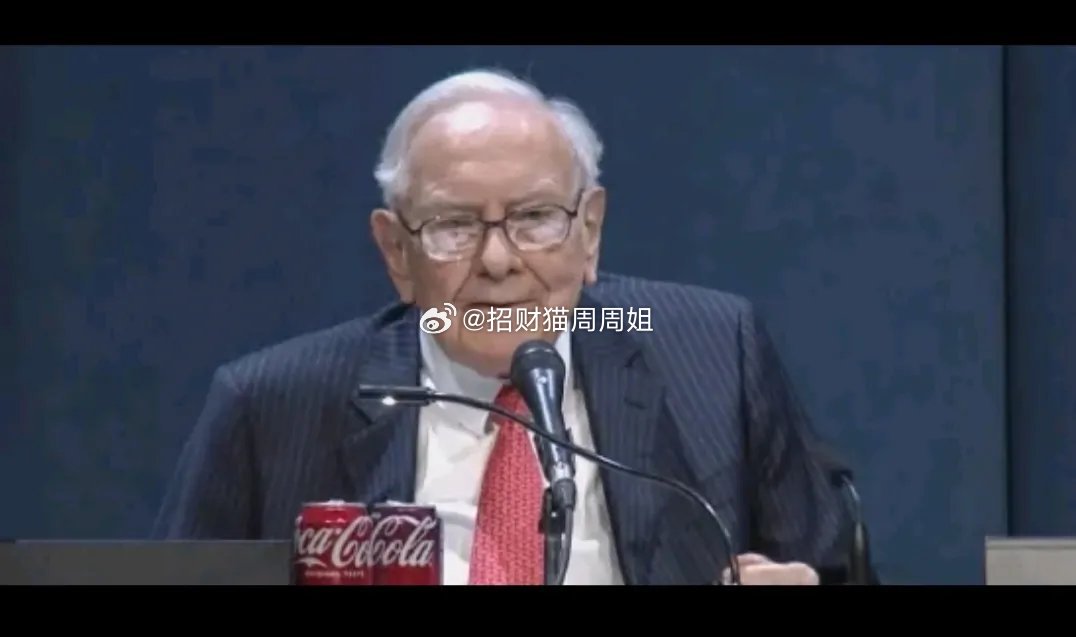 巴菲特在几十年的投资生涯中会卖出股票，也会在一定程度上做波段。巴菲特并非一味地长