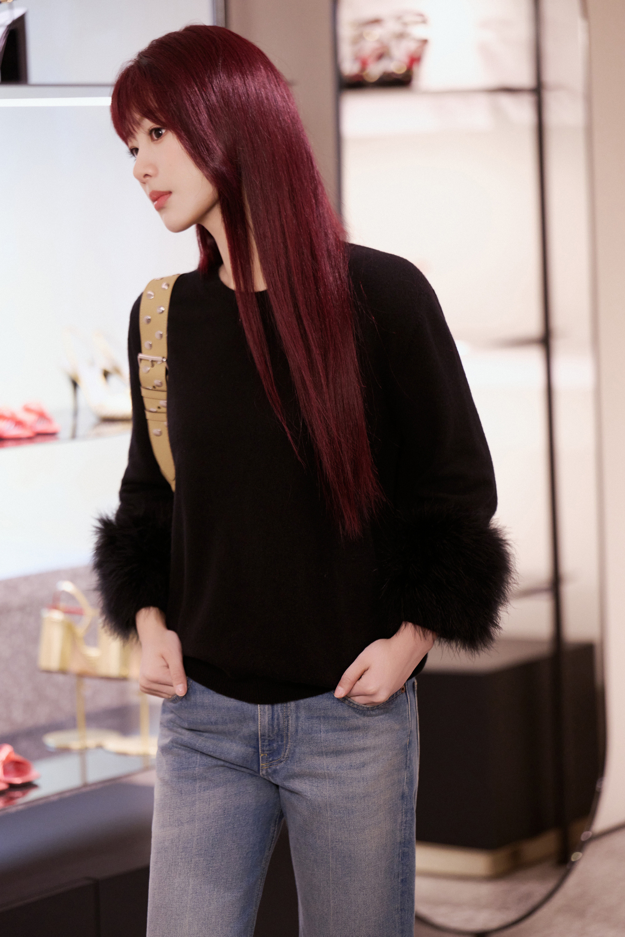 大秀直击华伦天奴罗马大秀：品牌代言人杨紫红发造型，蝴蝶结连衣裙造型搭配Pant