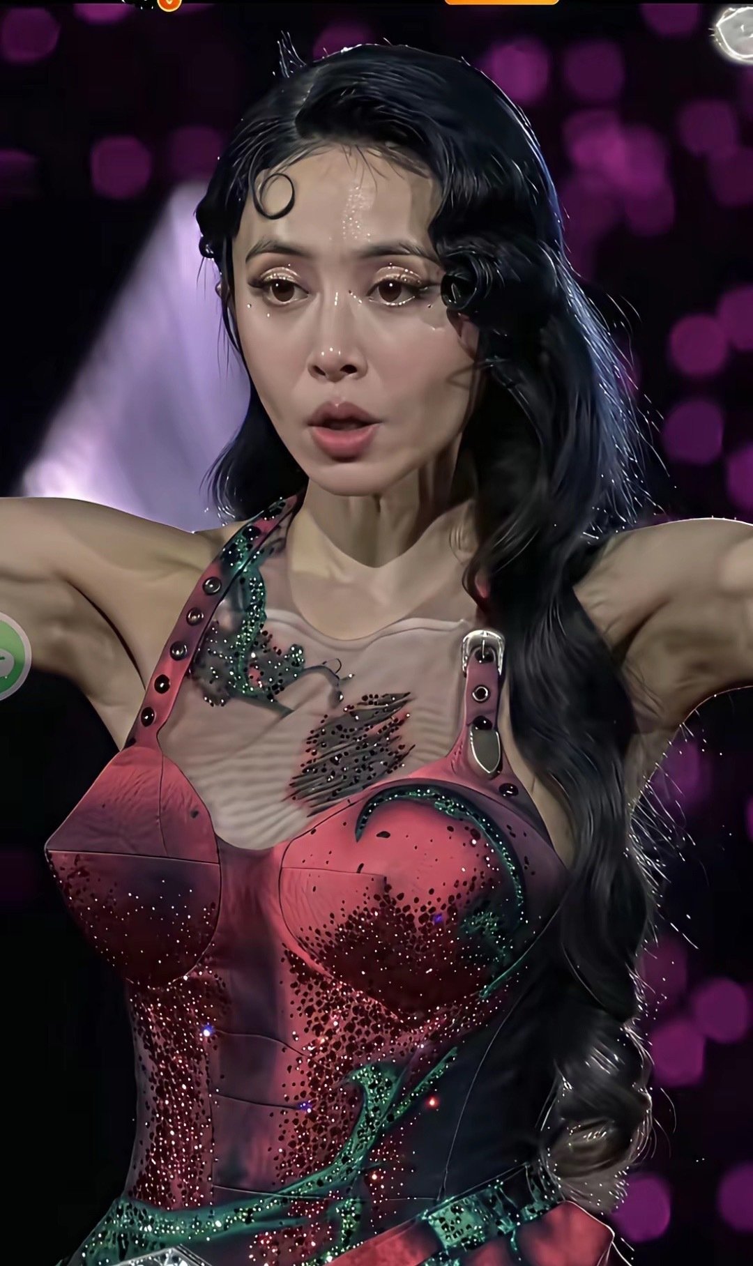 蔡依林突然就老了很多，感觉她应该是健身爱好者，肌肉线条很明显​