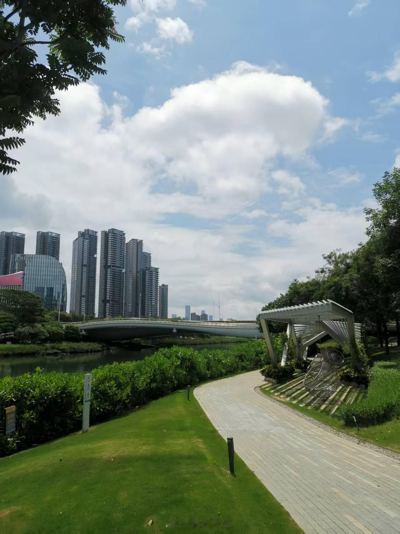 群友分享的今日前海，现在有不少人想买在前海。有个朋友就是现在住在福田，想买一套前