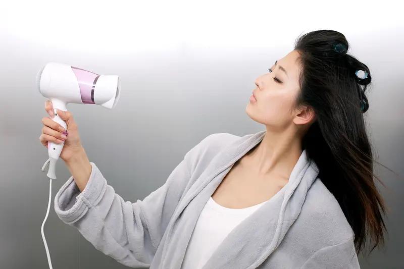 最近“吹风机养生”突然火了，不过有些人群可得慎用。像皮肤敏感的人就不适合。他们皮