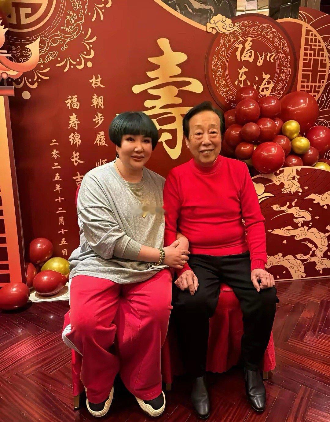 郭德纲老婆王惠为长辈庆祝生日，她的打扮看起来好奇怪，发型又土又俗，而且身材肥胖，