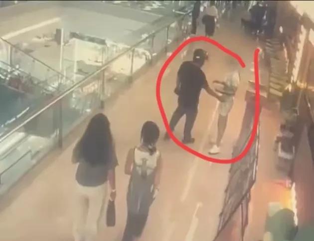 “明目张胆的摸！”湖北襄阳，烤肉店女店员在门口发传单招揽顾客，一位戴头盔的陌生